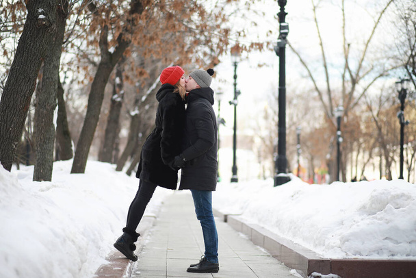 Young couple walking through the winter city - Fotografie, Obrázek