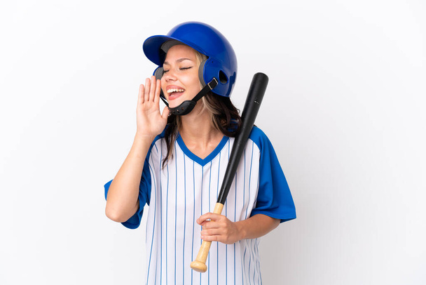 Baseball Ruská dívka hráč s helmou a pálkou izolované na bílém pozadí křičí s ústy dokořán otevřené do strany - Fotografie, Obrázek
