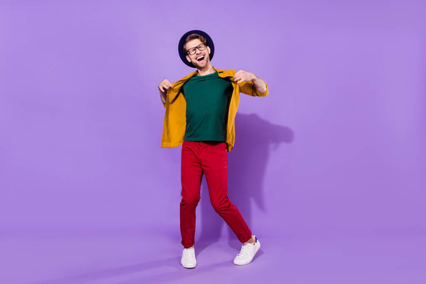 Full body photo of young handsome man happy positive smile arogant hipster isolated over purple color background - Foto, immagini