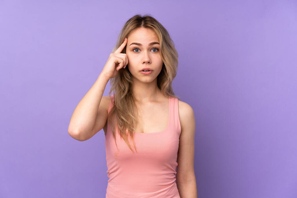 十代のロシア人の女の子隔離された紫色の背景考え方 - 写真・画像