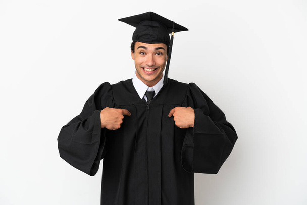 Молодой выпускник университета на изолированном белом фоне с неожиданным выражением лица - Фото, изображение