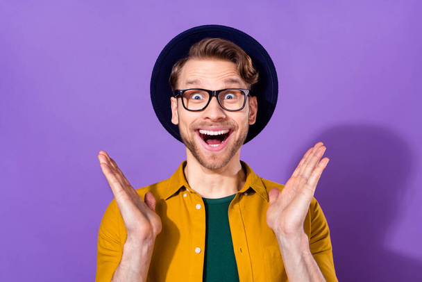 Photo of young man amazed shocked surprised omg wow happy positvie smile sale isolated over purple color background - Foto, Bild
