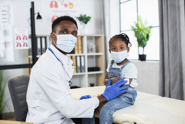 African cute girl getting vaccine for coronavirus at clinic - Foto, immagini
