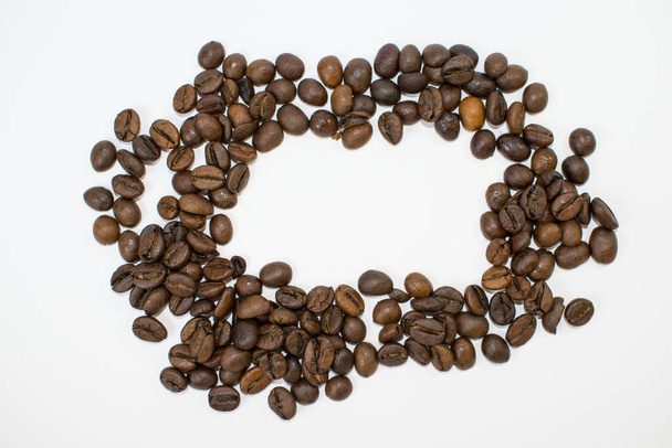 granos de café sobre fondo blanco con espacio de texto - Foto, imagen