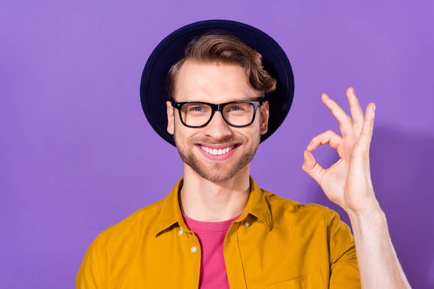 Photo of cheerful attractive young man show ok sign smile recommend cool isolated on purple color background - Fotoğraf, Görsel