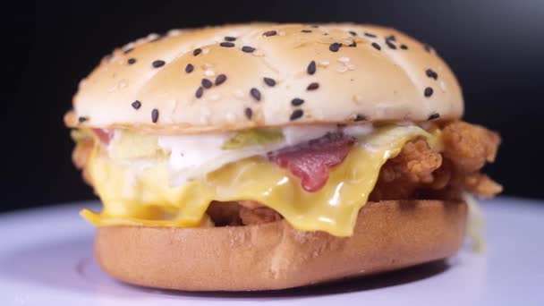 νόστιμο burger περιστροφή κοντά - Πλάνα, βίντεο