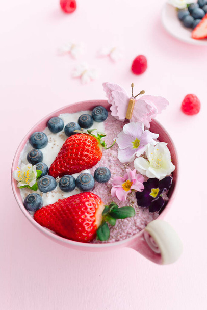 A vertical shot of a delicious chia pudding with berries in a bowl - Foto, imagen