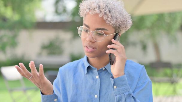 Telefonda konuşan Afrikalı Kadın - Fotoğraf, Görsel