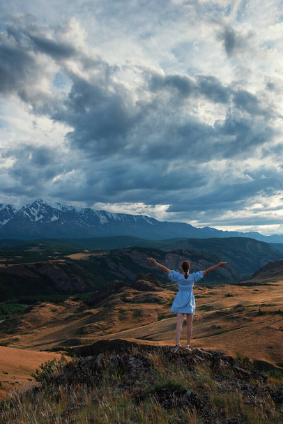Жінка в синьому платті влітку в горах Алтай. - Фото, зображення