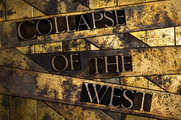 Colapso do Ocidente texto sobre vintage texturizado grunge ouro e cobre fundo - Foto, Imagem