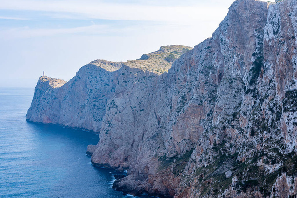 スペイン・マヨルカ島のキャップ・フォーマナーの美しい崖 - 写真・画像