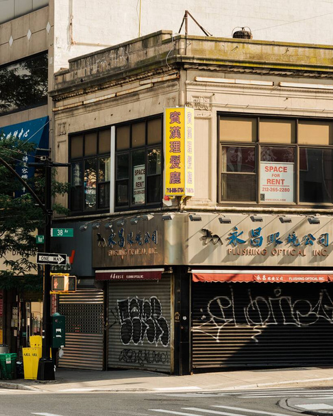 Épületek és táblák Flushing Chinatown, Queens, New York City - Fotó, kép