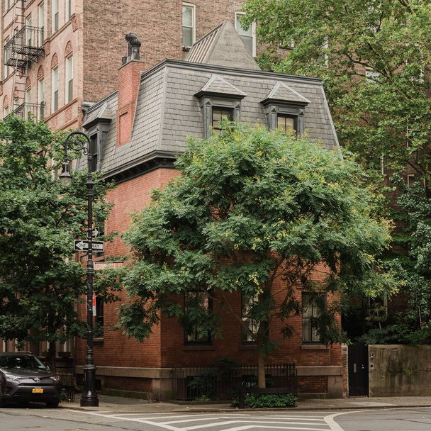 Brick house on a corner in the West Village, Manhattan, New York City - Foto, afbeelding