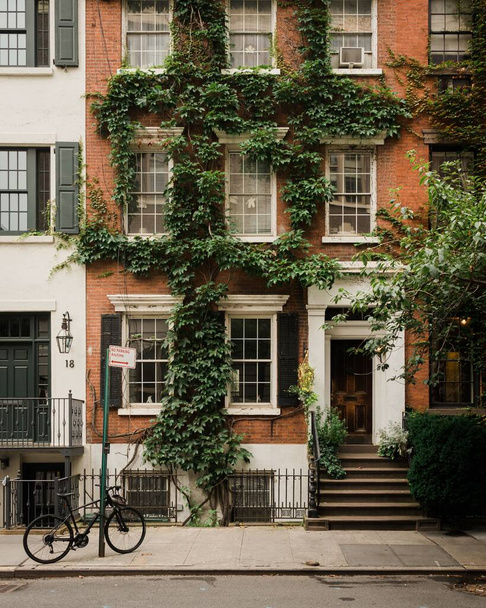 Brick house covered in ivy, in the West Village, Manhattan, New York City - 写真・画像