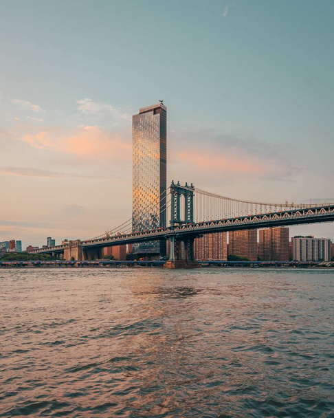 View of the Manhattan Bridge and East River at sunset, from Dumbo, Brooklyn, New York City - Valokuva, kuva