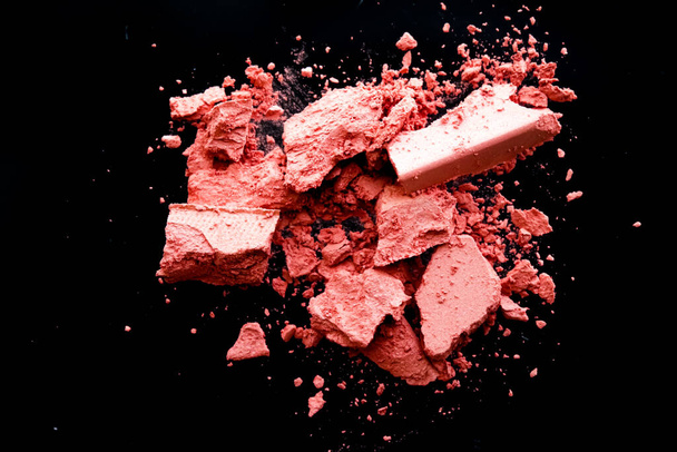 Crushed cosmetics, mineral organic eyeshadow, blush and cosmetic powder isolated on black background, makeup and beauty banner, flatlay design - Foto, imagen