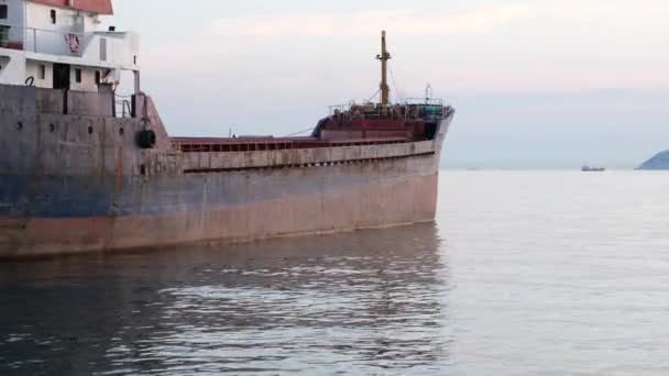 Statek zacumowany i nieruchome morze - Materiał filmowy, wideo
