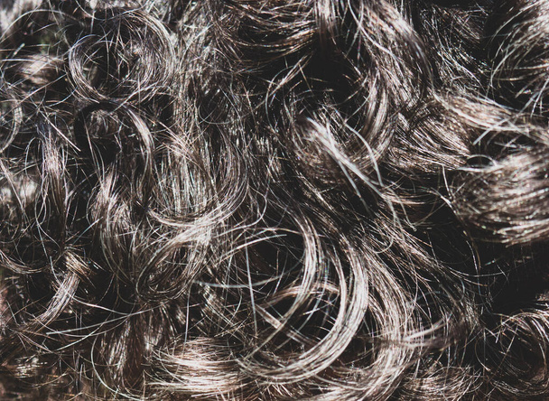 textura černé kudrnaté vlasy s šedými vlasy zblízka - Fotografie, Obrázek