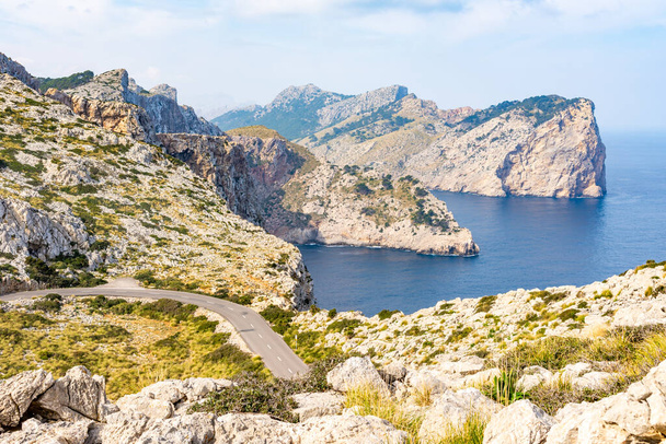 İspanya, Mallorca 'daki Kaptan Formentor' un güzel uçurumları. - Fotoğraf, Görsel