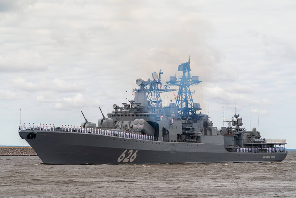 Το μεγάλο αντιυποβρύχιο πλοίο Αντιναύαρχος Kulakov του έργου 1155 περνά κοντά στο Kronstadt κατά τη διάρκεια της ναυτικής παρέλασης στις 25 Ιουλίου 2021.. - Φωτογραφία, εικόνα