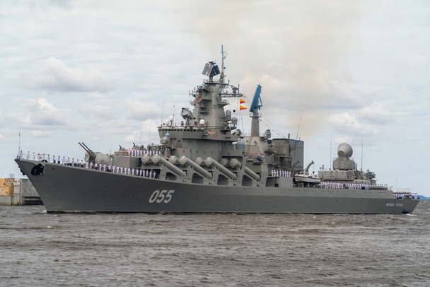 O grande cruzador de mísseis Marechal Ustinov do Projeto 1164 passa perto de Kronstadt durante o desfile naval em 25 de julho de 2021. - Foto, Imagem
