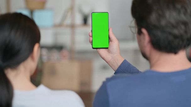 Casal assistindo Smartphone com tela verde  - Foto, Imagem