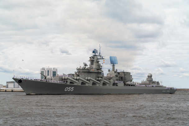 Le grand croiseur de missiles Maréchal Ustinov du Projet 1164 passe près de Kronstadt lors du défilé naval du 25 juillet 2021. - Photo, image
