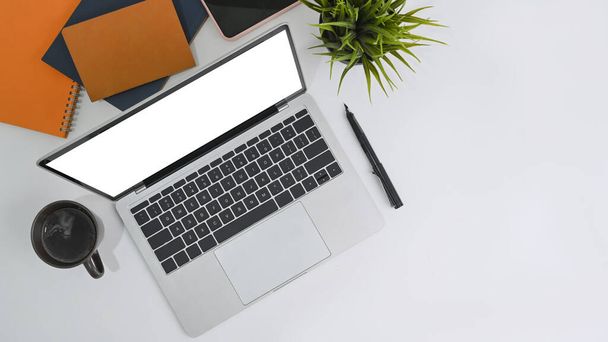 nowoczesny widok na stół biurowy z laptopem, klawiaturą, filiżanką kawy i notebookiem na drewnianym tle - Zdjęcie, obraz