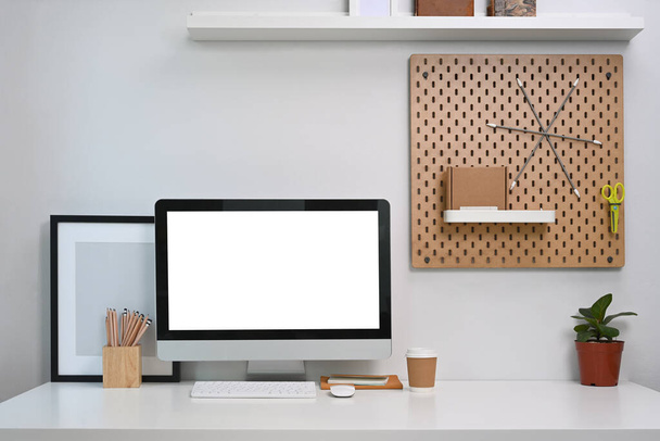 Vista frontal do computador com tela em branco na mesa branca no escritório em casa. - Foto, Imagem