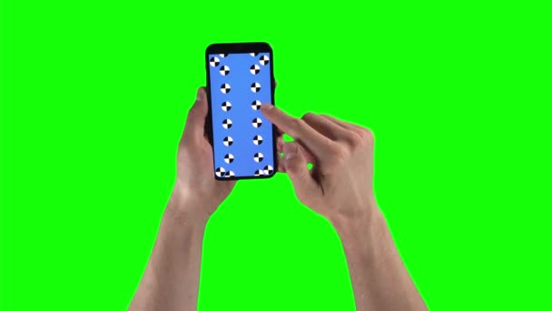 Чоловік тримає мобільний телефон з маркерами стеження та ковзаючими сторінками на фоні зеленого екрану
 - Кадри, відео