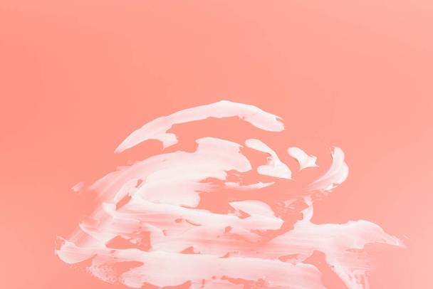 crema di bellezza bianco lozione evidenziatore macchia macchia macchia macchia su sfondo rosa pesca - Foto, immagini
