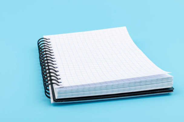 Geopend notitieboekje geïsoleerd op een blauw. Inclusief knippad. - Foto, afbeelding