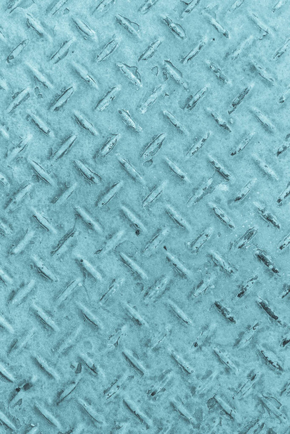 Blauwe achtergrond van oude metalen diamant plaat in zilveren kleur achtergrond - Foto, afbeelding