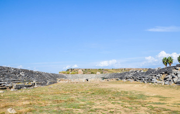 トルコのアンタルヤ県ペルゲにある古代の古代の古代のスタジアムの座席や階段の一部と石の遺跡. - 写真・画像