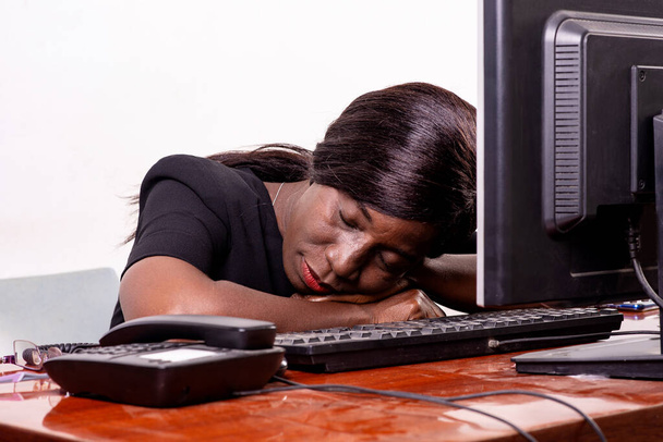 портрет красивої втомленої зрілої ділової жінки, яка спить на офісному столі
. - Фото, зображення