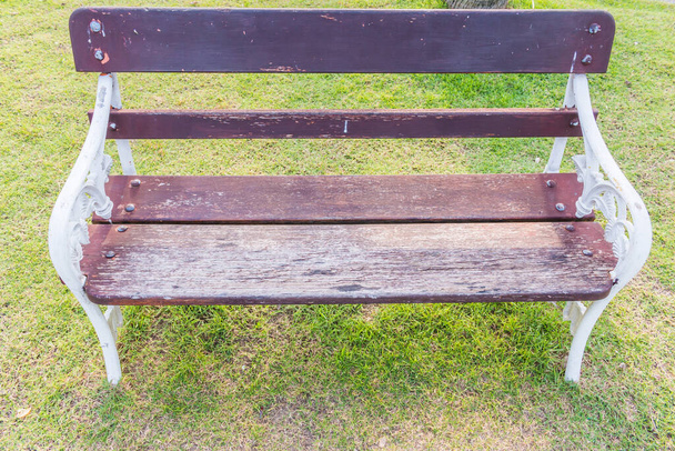 Fehér szék a parkban zöld fű háttér - Fotó, kép