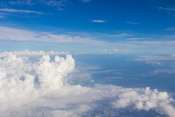 Felhők a kék ég hátterében - Fotó, kép