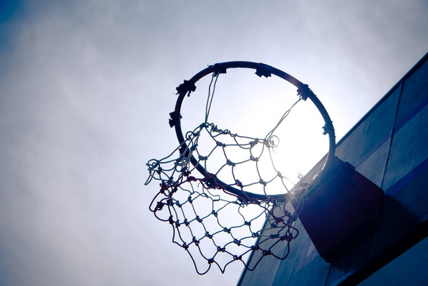 Vintage viejo aro de baloncesto de madera bajo el atardecer que significan golpear el objetivo - Foto, imagen