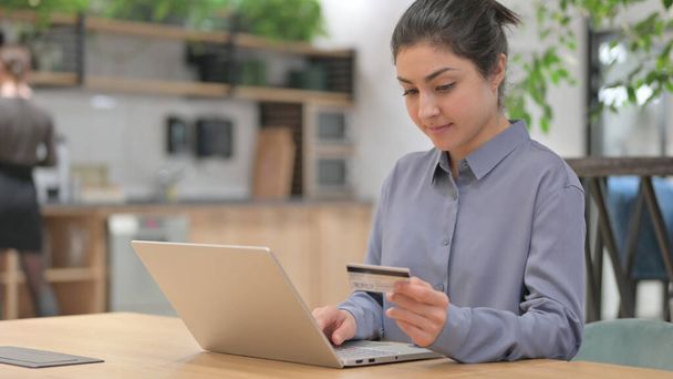 indische Frau bei der Arbeit online einkaufen, Online-Bezahlung - Foto, Bild