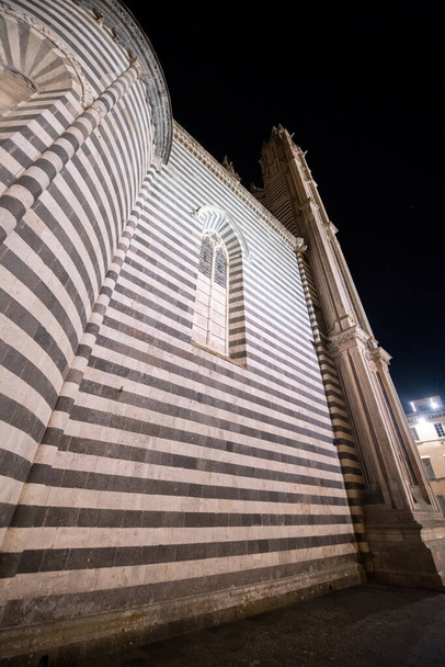 Pohled z exteriéru katedrály Orvieto v noci, Itálie - Fotografie, Obrázek