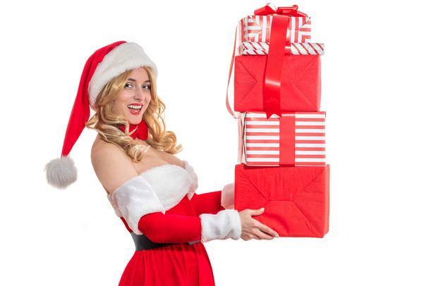 Koncepcja dostarczania pizzy. Pani Mikołajowa uśmiecha się szczęśliwie. Ładna kobieta w czerwonej sukience. Dziewczyna w czapce Mikołaja. Kobiecy strój bożonarodzeniowy, zamawianie żywności, Nowy Rok catering - Zdjęcie, obraz