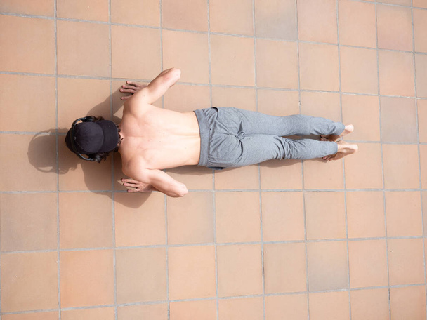 Mladý muž dělá push-up venku na terase - Fotografie, Obrázek