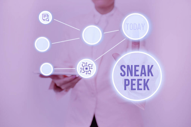 Inspiráció, ami a Sneak Peek jelét mutatja. Üzleti kirakat, hogy mielőtt hivatalosan bemutatott vagy megjelent a nyilvánosság számára Lady Holding Tablet Pressing On Virtual Button bemutató Futuristic Tech. - Fotó, kép