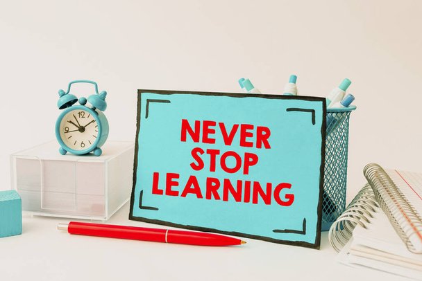 El yazısı işareti: Öğrenmeyi asla bırakma. Rekabetçi olmak için sürekli eğitim ve teknikler geliştirin Çalışma Alanı Düzenleme Masa Aracıkları ve Eşitlik Zamanı Yönetimi - Fotoğraf, Görsel