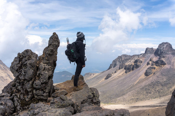 Vista trasera de un excursionista con una mochila en la parte superior del volcán Iztaccihuatl - Foto, imagen