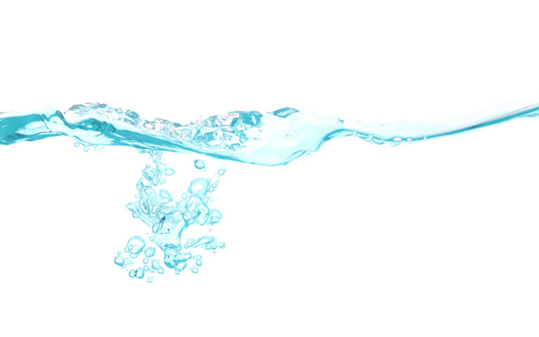 水の波は、コピースペースと白い水の背景に隔離されたきれいな青と泡をスプラッシュ - 写真・画像