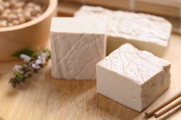 Свіжі тофу на дерев "яній дошці для різання, харчовий інгредієнт азіатської кухні. - Фото, зображення