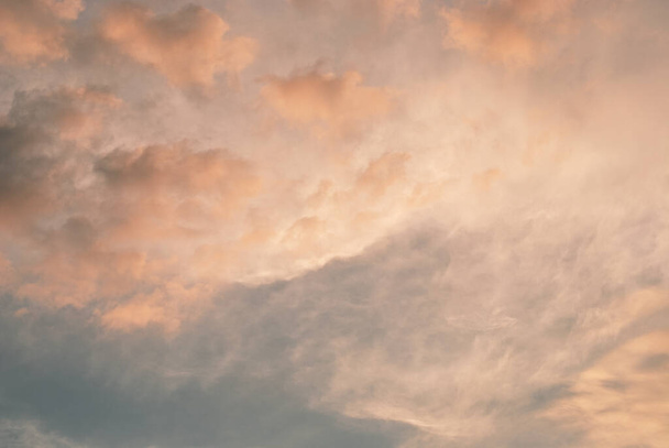 Lekki i miękki pastelowy ton naturalnej chmury wieczorem i tła nieba przed zachodem słońca. Spokojny obraz rozmyte tło dla letniej i jesiennej atmosfery. - Zdjęcie, obraz
