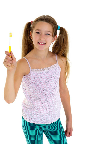 Sonriente chica de pie con cepillo de dientes - Foto, imagen