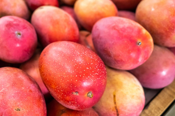 стеки фруктов манго в ярко-красный цвет на традиционном рынке, Тайвань - Фото, изображение